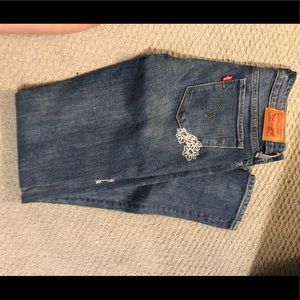 Levi skinny jeans with flower embroidered